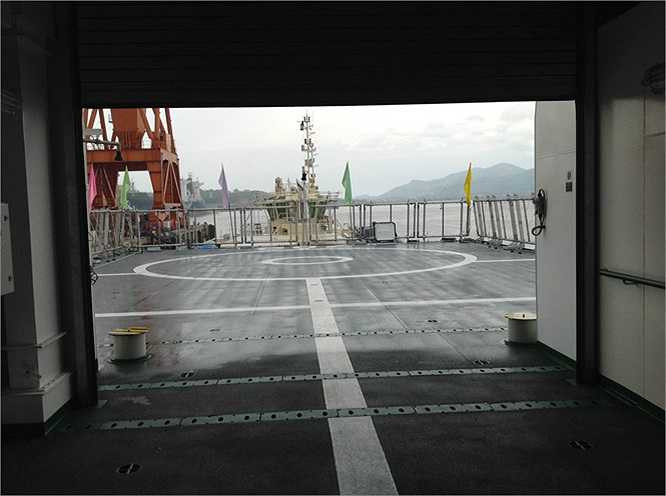 Sân đỗ trực thăng trên tàu KN 782.