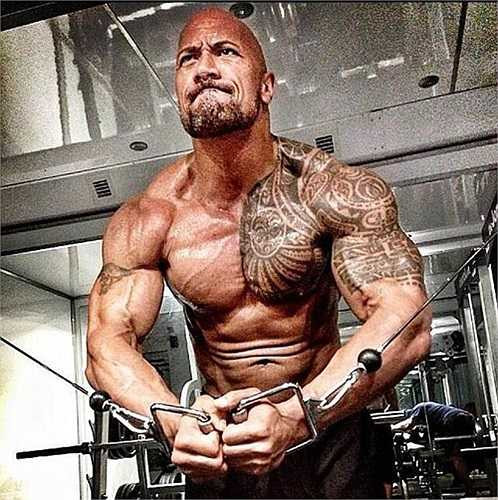 Chàng Hecquyn mới của màn bạc Dwayne Johnson đang là nhân vật gây sốt trên mạng xã hội khi chia sẻ hình ảnh và quá trình tập luyện để vào vai trong bộ phim bom tấn Hollywood