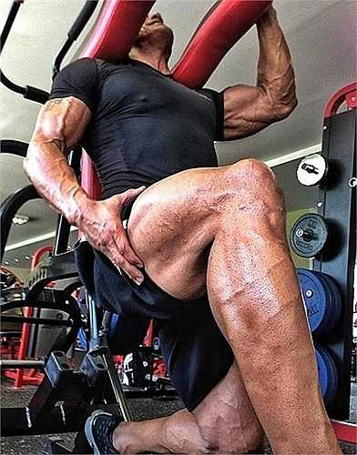 Nam diễn viên cũng tuân theo chế độ dinh dưỡng ngặt nghèo trước và trong thời gian quay phim.