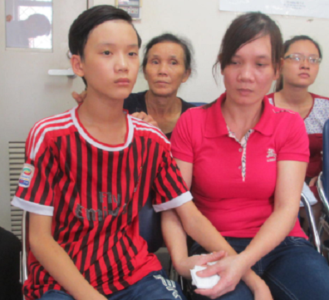 Mẹ giật mình thấy con mềm nhũn, mồm đầy đờm dãi