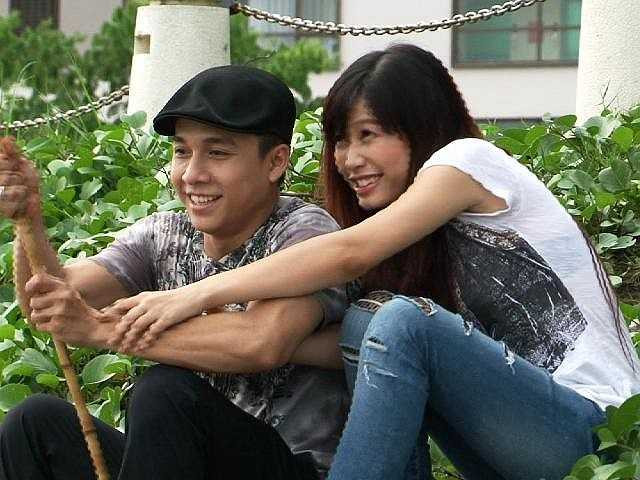 Trước đó, Tiến Dũng cũng có một thời gian gắn bó với bóng hồng tên Mi khác là Mi Trần. Nữ diễn viên này có khá nhiều điểm giống với Trà My Idol bởi họ cùng khởi nghiệp ở Hà Nội và dành nhiều đam mê cho âm nhạc.