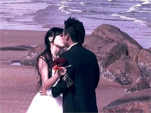 Tiến Dũng và Mi Trần quen nhau từ khi cùng tham gia bộ phim Phía sau hào quang và nhanh chóng vướng nghi án phim giả tình thật. Tuy nhiên, trước những ồn ào của dư luận, Tiến Dũng vẫn chọn cách im lặng.