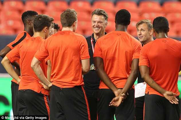 Van Gaal 'độc tài', Man Utd hừng hực hồi sinh