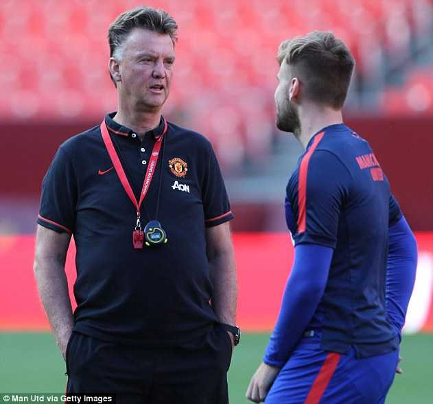 Van Gaal 'độc tài', Man Utd hừng hực hồi sinh