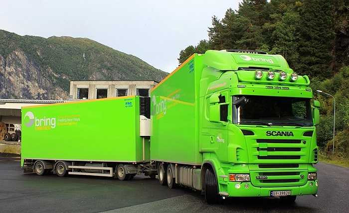 Như chiếc xe này, nội thất cabin và ngoại thất đầu kéo không độ thêm gì đặc biệt, nhưng màu xanh nõn chuối khiến chiếc xe trông khá bắt mắt.