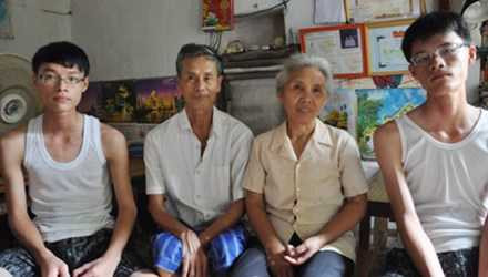 cặp sinh đôi đỗ đại học