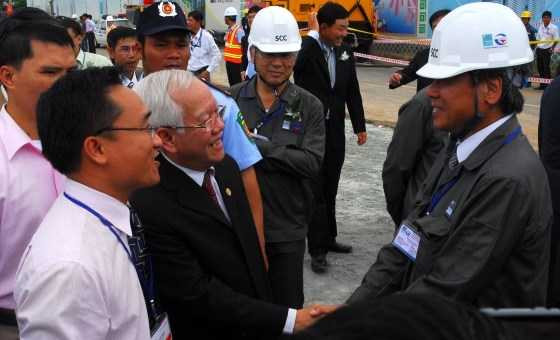 Chủ tịch UBND TP.HCM Lê Hoàng Quân nói chuyện với một kỹ sư Nhật Bản tại buổi lễ khởi công tuyến đường sắt số 1 vào tháng 8/2012