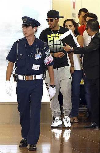 Neymar xuất hiện trong sự theo sát của bảo vệ.