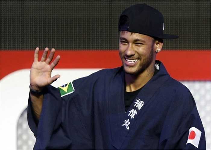 Neymar trong trang phục truyền thống của đàn ông Nhật Bản.
