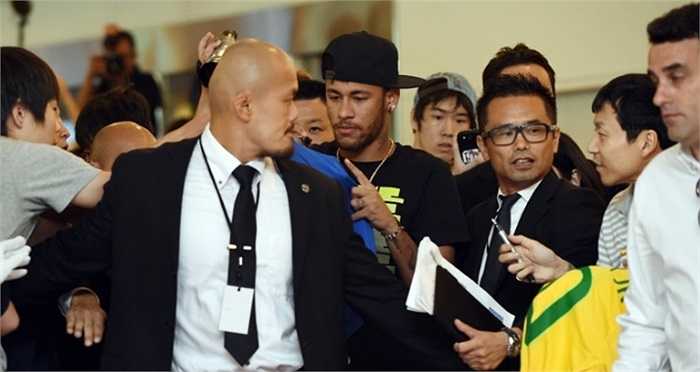 Neymar có phen ký mỏi tay.