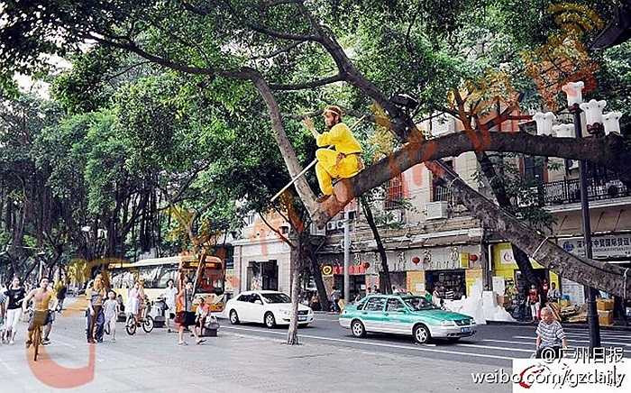 Anh nói do hoàn cảnh gia đình khó khăn nên mới hóa thân thành nhân vật Tôn Ngộ Không múa võ kiếm sống
