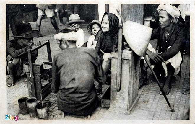 Đô thị Sài Gòn- Chợ Lớn, một trong hai thành phố quan trọng nhất Việt Nam sau khi Pháp chiếm Đông Dương vào cuối thế kỷ 19. Các nhà nhiếp ảnh người Pháp nhanh chóng phát hiện ra hoạt động buôn bán kiểu di động- hàng hoá, thức ăn được lưu thông dựa vào sự dẻo dai của đôi chân người bán hàng, có mặt ở khắp các ngóc ngách của thành phố. Bộ bưu ảnh hàng rong ở Sài Gòn- Chợ Lớn tái hiện một phần đời sống kinh tế- xã hội cũng như văn hoá của người Việt hồi đầu thế kỷ 20.