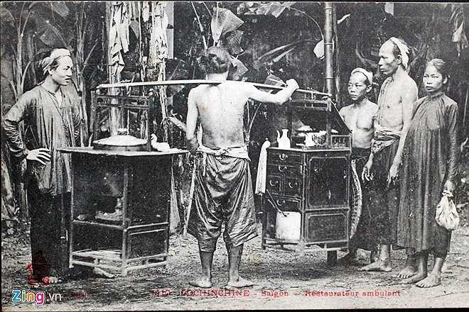 Phở là món ăn truyền thống của người Việt xuất hiện đầu tiên trên các gánh hàng rong. Thành phần rất đơn giản, chỉ gồm nước lèo, bánh phở, một vài miếng thịt và các lọ gia vị để khách nêm ăn cho vừa miệng. Đây là một gánh phở dạo khác của người Sài Gòn xưa, Người bán hàng gánh cả bếp lò, nồi nước sôi đi khắp nơi.