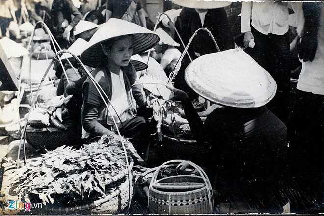 Họp chợ trên đường phố là một thói quen cố hữu của người Việt. Buôn bán nhỏ, mang bán từng mớ rau, con cá nuôi được nên người Việt tiện đâu bán đấy. Những hình ảnh này cho thấy các bà các chị đang mua bán nông sản, thực phẩm rất sôi động trên phố phường Sài Gòn xưa.