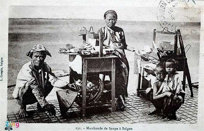 Cháo, mỳ hay hủ tiếu được người Pháp gọi chung là súp. Các gánh hàng loại này khá cồng kềnh, nặng nề nên chủ gánh thường chọn một góc phố đông người, ngã tư để tiện buôn bán.