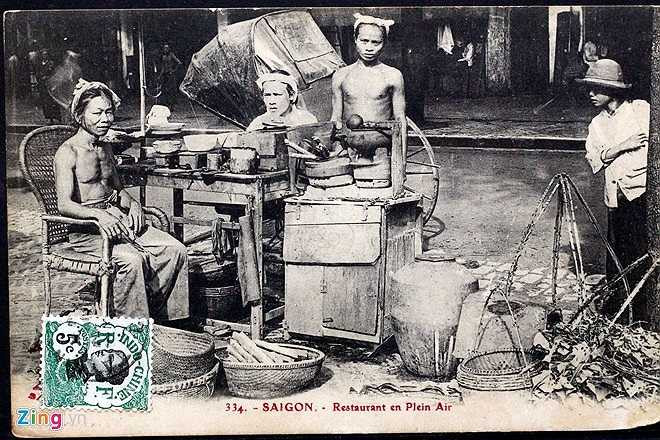 Quán bán nước giải khát trên vỉa hè. Người bán hàng ngồi trên ghế cho thấy quán hàng kiểu này là cố đinh, khách hàng là khách qua đường, các bác phu xe kéo nghỉ chân uống chén trà xanh hay một loại nước trái cây nào đó như dừa, được trồng nhiều ở ngay tại vùng Sài Gòn- Chợ Lớn.