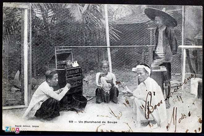 Những thực khách ngồi xổm thưởng thức món mỳ của một người bán hàng rong người Hoa ngay trên đường. Các gánh hàng kiểu này vẫn duy trì nhiều ở Sài Gòn cho đến tận những năm 1970.