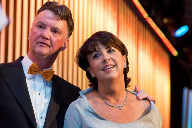 Van Gaal bên cạnh bà vợ thứ 2 của mình - Truus