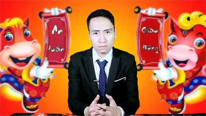 Hình ảnh chỉnh chu thường thấy khi Toàn Shinoda nhập vai MC trong các bản tin ném đá, bản tin cuối năm. Trong các clip này, Toàn phô diễn khả năng hoạt ngôn, cách nói giàu vần điệu, mang đến nhiều liên tưởng, khiến người xem thán phục.