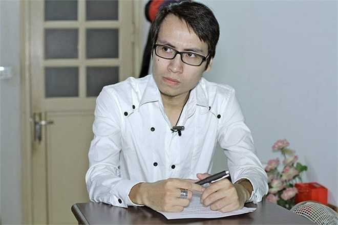 Khi trở thành chuyên viên tư vấn, người chia sẻ kiến thức về du học, kỹ năng giao tiếp tiếng Anh, Toàn trở về với dáng vẻ nghiêm túc, toát lên nét thông thái, giàu vốn sống.