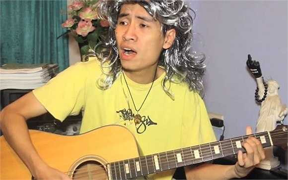 Bộ tóc giả 'huyền thoại' thường được Toàn Shinoda dùng khi hoá thân thành nhân vật khác hoặc hát những ca khúc chế do mình tự sáng tác. Bộ tóc này gắn liền và làm nên thương hiệu của anh, từng được Phở, Lâm Việt Anh, Huyme sử dụng trong những vlog khác của mình, đều mang lại hiệu ứng tốt.