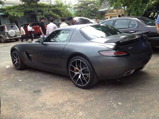 Siêu xe cánh chim SLS AMG được bắt gặp đi đăng ký biển số ở Sài Gòn. 