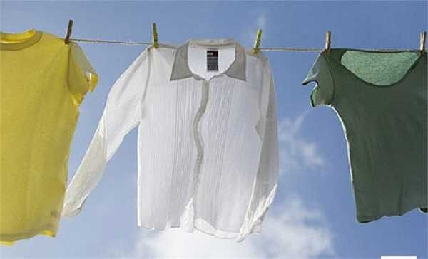 Khử vết mốc: Quần áo có nhiều vết mốc, bạn hãy ngâm chúng vào nước vo gạo một đêm, sau đó đem giặt sạch, vết mốc sẽ không còn.