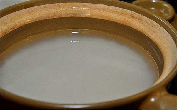 Lưu ý: Nếu muốn dùng nước vo gạo để tắm, rửa mặt hoặc massage, gội đầu nên sử dụng nước vo gạo thứ hai, nước vo gạo lượt đầu nên đổ đi để tránh bụi bẩn và tạp chất.