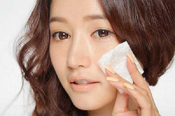 Nước tẩy trang: Dùng nước vo gạo thay nước tẩy trang trong thời gian dài sẽ khiến da dần trở nên trắng sáng, mịn màng hơn.