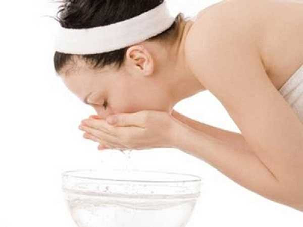 Tuy nhiên bạn cần nhớ, sau khi dùng nước vo gạo, phải rửa sạch mặt với nước ấm. Dùng trong thời gian dài sẽ làm cho da từ từ trắng sáng, mịn màng.