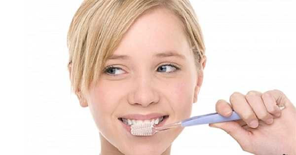 Làm trắng răng: Nếu bạn gặp vấn đề răng miệng thì nên dùng nước vo gạo đặc để đánh răng. Trong nước vo gạo chứa vitamin PP sẽ tẩy sạch các chất cặn đóng quanh chân răng, làm sạch răng bị sâu, và sát khuẩn. 