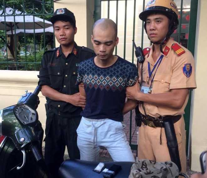 Thanh niên mang ma túy, đạp cảnh sát để chạy trốn