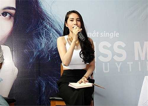 Trong sự kiện ra mắt sản phẩm của mình, Thuỷ Tiên cũng khoe một chiếc đồng hồ khác.