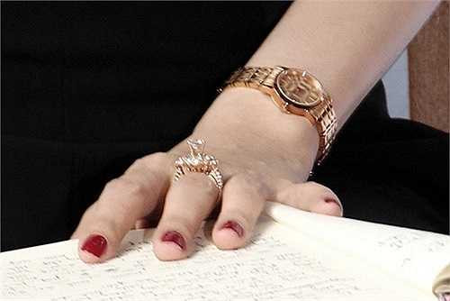 Cận cảnh đồng hồ và nhẫn kim cương.