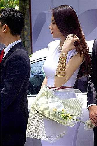 Tuỳ vào số lượng vòng, chất liệu và số lượng kim cương mà sản phẩm này có giá từ vài trăm triệu đến vài tỷ đồng.