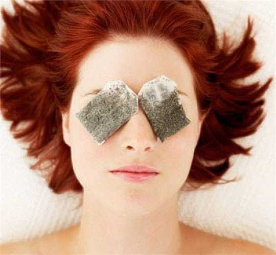 Túi trà lạnh: Sử dụng túi trà lạnh đặt tại vùng da mắt bị thâm khoảng 10 – 15 phút, đảo đều sau mỗi phút lên vùng da thâm. Đây được xem là cách trị thâm quầng mắt nhanh nhất, hiệu quả mà cực đơn giản.