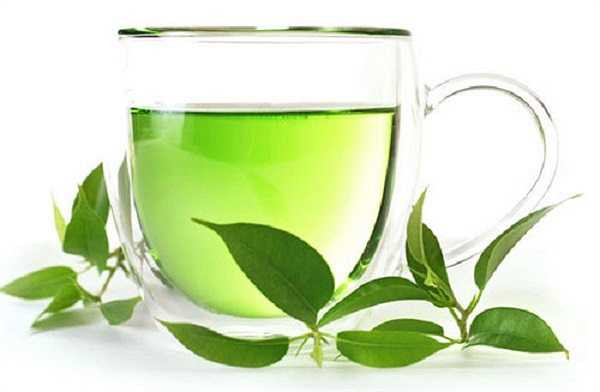 Trà xanh: Trong trà xanh có chứa polyphenol – dưỡng chất có vai trò quan trọng trong việc làm chậm quá trình lão hóa, giảm thâm quầng,…. Uống nhiều trà xanh không chỉ loại bỏ quầng thâm mắt mà còn giúp chuyển hoá mỡ thừa, xua tan các cơn mệt mỏi.