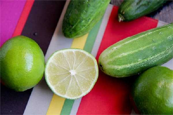 Bạn có thể pha nước ép dưa chuột cùng nước cốt chanh với lượng bằng nhau. Bôi hằng ngày và rửa sạch bằng nước sau 15 phút.