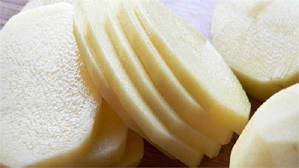 Hoặc trộn nước ép khoai tây cùng nước ép dưa chuột với lượng bằng nhau sẽ cực kỳ hiệu quả nếu có bọng mắt kèm với thâm quầng.