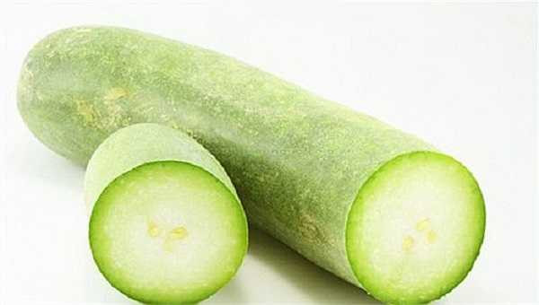 Bí đao: Cắt bí đao mỏng thành từng lát và đắp lên vùng mắt sau khi rửa sạch mặt. Nhựa bí đao giúp làm ẩm cho da và làm trắng da tự nhiên.