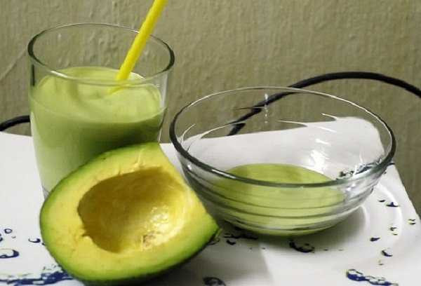 Bơ: Gọt vỏ bơ, bỏ hạt, nghiền thật nhuyễn. Mỗi tối trước khi ngủ, đắp một ít bơ lên chỗ quầng thâm, băng dán lại, sáng ngủ dậy rửa sạch, sau 1 tuần sẽ thấy quầng thâm giảm hẳn.