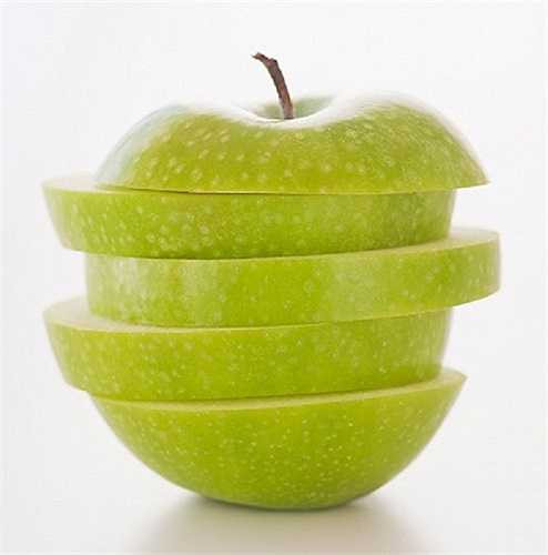 Táo: Cắt hai lát táo mỏng và đặt lên mắt trong vòng 10 phút. Sau đó rửa lại bằng nước sạch. Bạn thực hiện như thế 2 ngày/lần sẽ thấy da vùng mắt sáng, áp dụng điều đặn vết thâm quầng mắt sẽ mờ dần và khỏi hẳn.