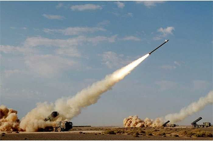 Nó được trang bị những viên đạn rocket tiêu chuẩn nặng khoảng 800kg, tầm bắn khoảng 100-150km, lắp đầu nổ phá mảnh và đầu đạn chùm chứa đạn con chống tăng, bộ binh