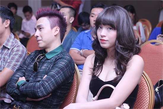 Kể từ khi MV Cơn mưa quá khứ ra mắt và được cho là có nội dung giống chuyện tình giữa hai người cùng với việc Hải Băng tiết lộ bị Lan Anh cướp người yêu thì Tiến Dũng và Lan Anh đã phải hứng chịu rất nhiều 'gạch đá' từ dư luận.