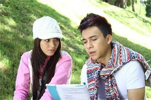 Tiến Dũng thắc mắc không hiểu tại sao Hải Băng cứ khăng khăng cô là người giới thiệu Lan Anh cho mình và lại nói anh bắt cá hai tay.