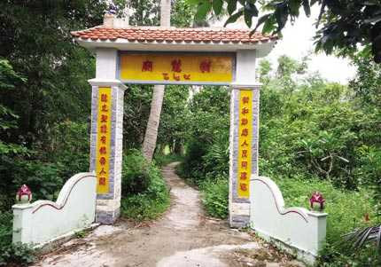 Bi hài chuyện hai nông dân đào vườn tìm kho báu