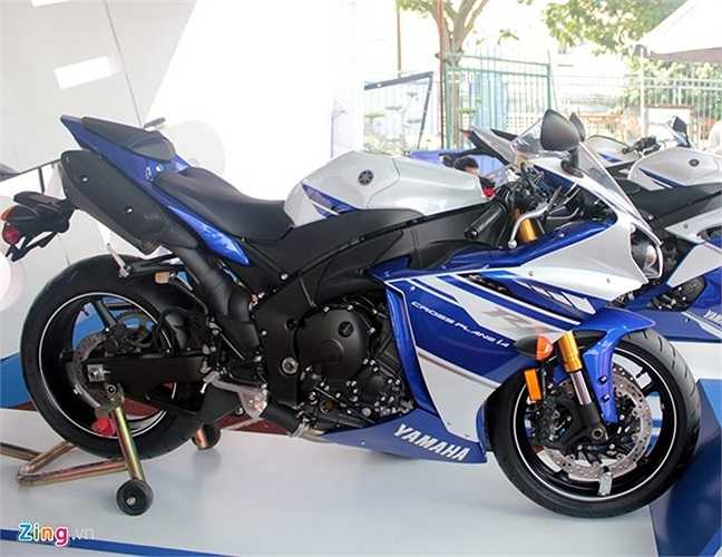 Kế bên M1 là chiếc YZF-R1, chiếc mô tô đường phố được rất nhiều biker trên thế giới yêu thích. Yamaha YZF-R1 2014 được trang bị động cơ xăng I4, DOHC, dung tích 998cc, làm mát bằng chất lỏng. Cỗ máy này sản sinh ra công suất tối đa 182 mã lực tại 12.500 vòng/phút và mô-men xoắn cực đại 115 Nm tại 10.000 vòng/phút. Nhờ đó, Yamaha YZF-R1 có thể đạt vận tốc tối đa lên đến 300 km/h.