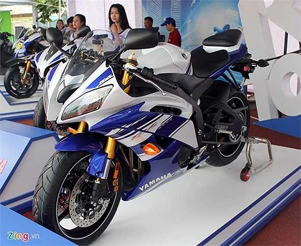 Đàn em của R1 là chiếc R6 cũng được giới thiệu trong sự kiện lần này. R6 tại Việt Nam được mệnh danh là cỗ máy tử thần bởi tốc độ và gia tốc khủng khiếp của nó từng khiến nhiều biker gặp tai nạn. 'Trái tim' của xe là khối động cơ 4 xi-lanh, 4 van, DOHC, phun nhiên liệu điện tử, dung tích 599cc. 