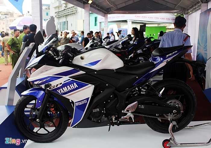 Và cuối cùng là chiến mã R25 đang được rất nhiều biker Việt mong ngóng. YZF-R25 được gắn động cơ 4 thì, 250 phân khối, xi-lanh đôi, DOHC, làm mát bằng dung dịch, tích hợp hệ thống phun xăng điện tử, mang lại công suất 36 mã lực tại 12.000 vòng/phút và mô-men xoắn cực đại 22,1 Nm tại 10.000 vòng/phút.