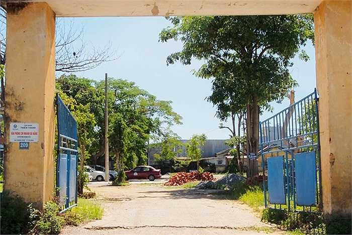 Khu đất trước đây thuộc quản lý của một doanh trại quân đội Quân khu 5. Từ khi giao cho Tập đoàn Thiên Thanh đến nay, doanh nghiệp không triển khai dự án, mà để hoang hoặc cho nhiều đơn vị khác thuê lại, trong đó có một trung tâm dạy lái ôtô.